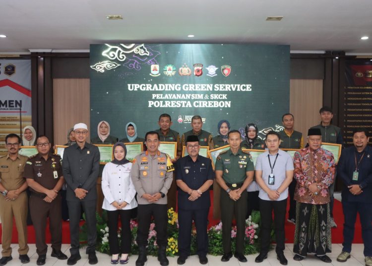 Kapolresta Cirebon, Kombes Arif Budiman bersama Bupati Cirebon, Imron dan unsur Forkopimda dan elemen lainnya saat memperpanjang MoU Layanan Green Service  di pembuatan SIM dan SKCK di Satpas Polresta Cirebon, diupgrade, Selasa (5/9/2023).