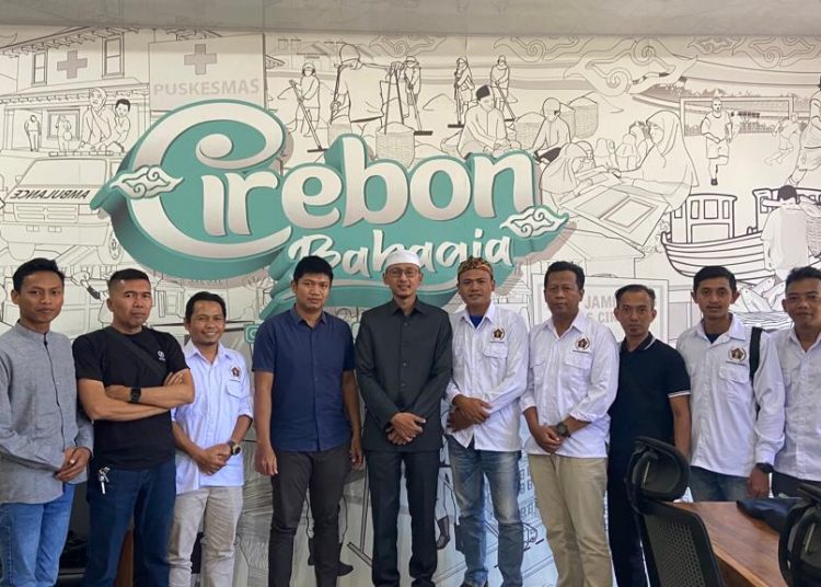 Jajaran pengurus dan anggota PWI Kabupaten Cirebon saat bersilaturahmi dengan wakil rakyat yang ditemui langsung Ketua DPRD Kabupaten Cirebon, Mohamad Luthfi, di ruang kerjanya, Rabu (6/9/2023). (Foto- Humas PWI Kabupaten Cirebon)