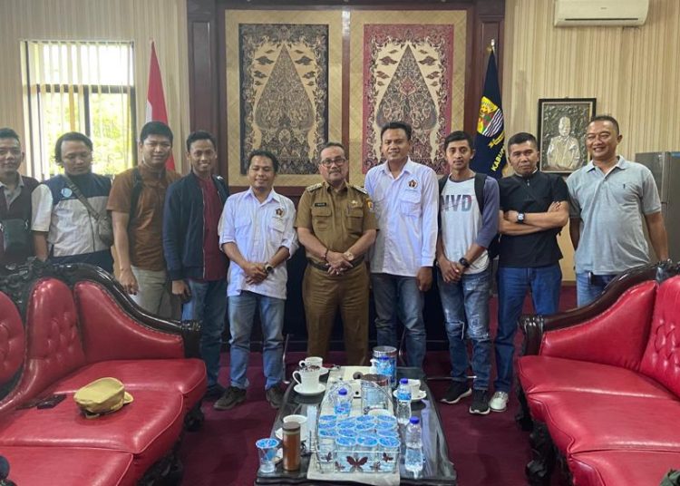 Bupati Cirebon, Imron, saat menyambut silaturahmi jajaran pengurus PWI Kabupaten Cirebon di ruang kerjanya, Senin (4/9/2023). (Foto- Humas PWI Kabupaten Cirebon)