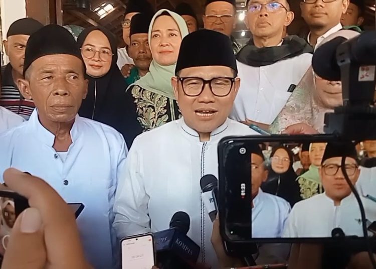 Ketum Partai Kebangkitan Bangsa (PKB), Muhaimin Iskandar alias Cak Imin,  saat berada di komplek makam sunan gunungjati dalam agenda tour Ziarah Walisongo, Kabupaten Cirebon, Jumat (8/9/2023).