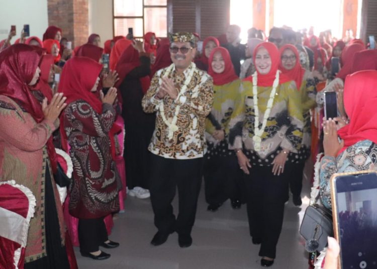 Bupati Cirebon, Imron didampingi Kadis DPPKBP3A, Eni Suhaeni dan jajaran dalam kegiatan silaturahmi dan pembinaan Sub PPKBD, di GOR Kecamatan Palimanan, Kamis (14/9/2023). (Foto- Diskominfo Kabupaten Cirebon)