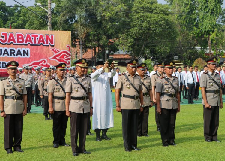 Polresta Cirebon menggelar apel Sertijab yang dipimpin Kapolresta Cirebon, Kombes Arif Budiman, di Mako setempat, Sabtu (17/9/2023).