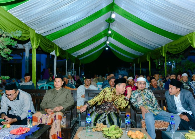 Majelis Taklimul Mahalli (MTM) Kalibangka saat menggelar pengajian umum Tasyakkur Khotmil Qur'an dan Juz 'Amma Ke-5 di Desa Rawaurip, Kecamatan Pangenan, Kabupaten Cirebon, Minggu (17/9/2023) malam.