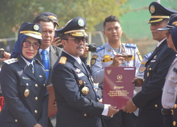 Bupati Cirebon, Imron dan Wakil Bupati Cirebon Wahyu Tjiptaningsih, usai kegiatan upacara Puncak peringatan Hari Perhubungan Nasional (Harhubnas) tingkat Provinsi Jawa Barat Tahun 2023 berlangsung di Stadion Ranggajati, Kecamatan Sumber, Senin (18/9/2023). (Foto- Diskominfo Kabupaten Cirebon)