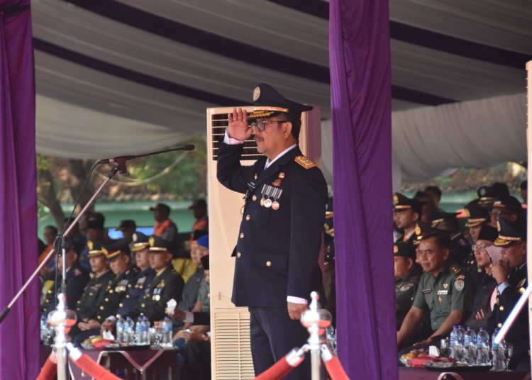 Bupati Cirebon, Imron, saat menjadi inspektur upacara dalam puncak peringatan Harhubnas tingkat Provinsi Jawa Barat di Stadion Ranggajati, Kabupaten Cirebon, Senin (18/9/2023).