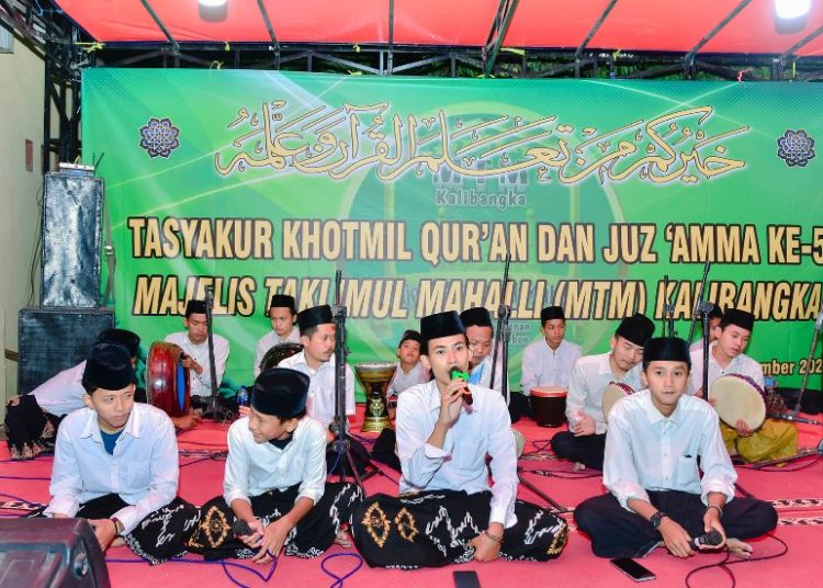 Grup Hadroh El-Basam saat tampil di acara Tasyakkur Khotmil Qur’an dan Juz Amma ke-5 MTM Kalibangka, Desa Rawaurip, Kecamatan Pangenan, Kabupaten Cirebon.