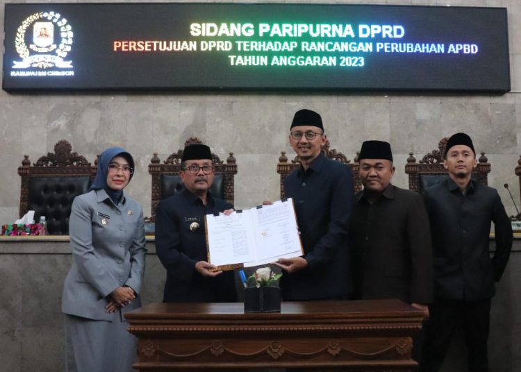 Bupati Cirebon, Imron didampingi Wakil Bupati Cirebon, Wahyu Tjiptaningsih, dan jajaran pimpinan DPRD Kabupaten Cirebon, melakukan penandatanganan usai rapat paripurna Perubahan APBD Kabupaten Cirebon Tahun Anggaran 2023 Menjadi Peraturan Daerah di Ruangan Abhimata DPRD Kabupaten Cirebon, Selasa (19/9/2023).