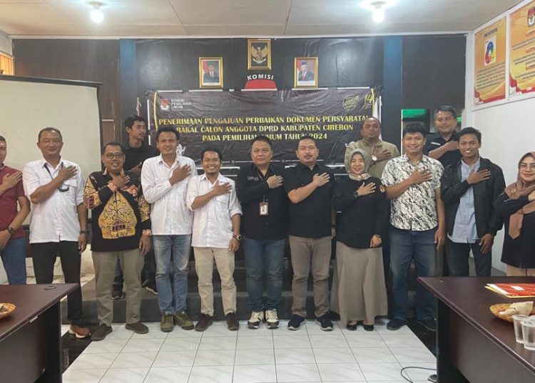 Jajaran dan pengurus PWI Kabupaten Cirebon saat bersilaturahmi ke KPU  yang diterima seluruh komisioner dan kesekretariatan di kantor setempat, Rabu (20/9/2023).