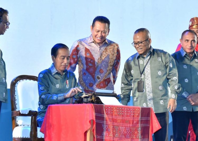 Presiden Joko Widodo didampingi Ketua Umum PWI Pusat, Atal S Depari dan jajaran, yang memastikan akan membuka Kongres PWI ke XXV di Bandung, 25 September 2023 mendatang. (Foto- Humas PWI)