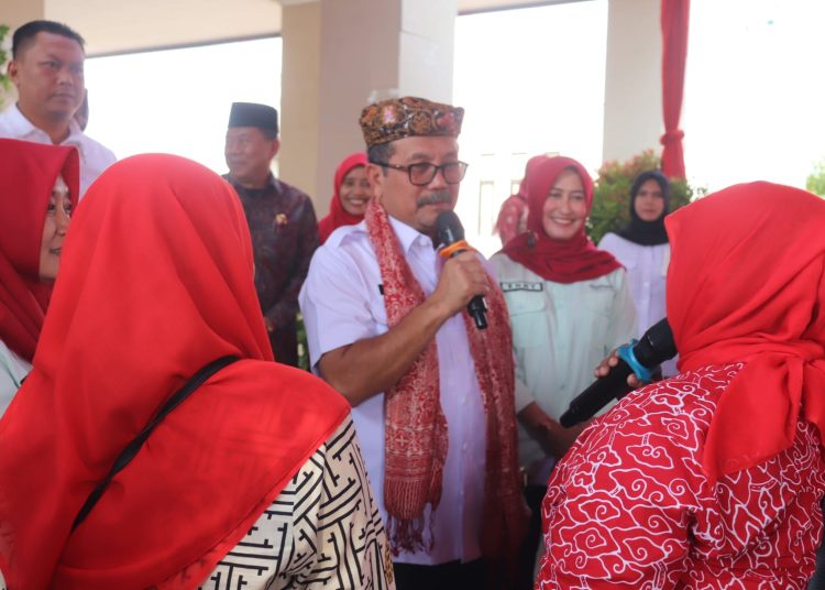 Bupati Cirebon, Imron, saat menghadiri acara silaturahmi dan pembinaan sub PPKBD di Gor Ciledug, Kecamatan Ciledug, Kabupaten Cirebon, Rabu (20/9/2023).