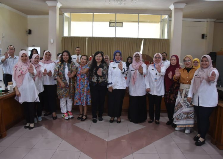 Wakil Bupati Cirebon, Wahyu Tjiptaningsih, saat menerima  Deputi Kementerian PPPA RI, dalam kegiatan rapat koordinasi stakeholder terkait layanan korban kekerasan terhadap perempuan dan anak di Kabupaten Cirebon di Ruang Paseban, Setda Kabupaten Cirebon, Kamis (21/9/2023).