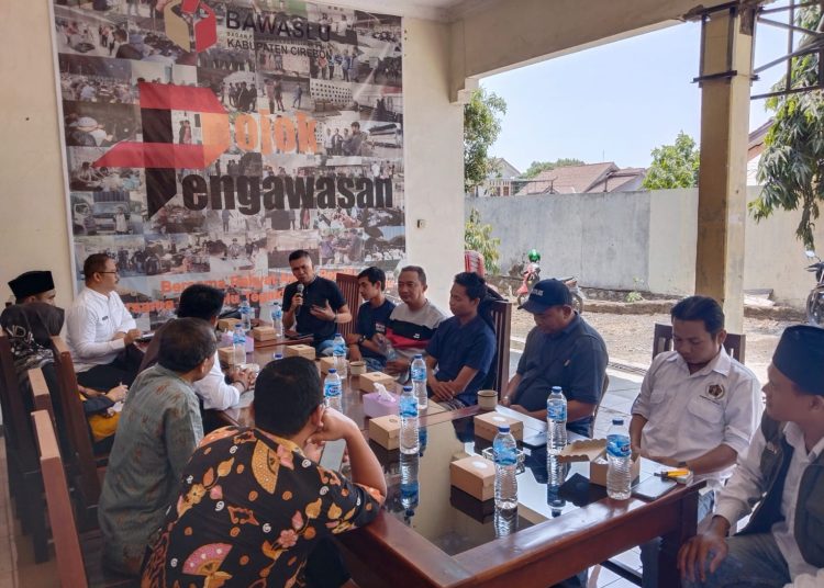 Jajaran pengurus PWI Kabupaten Cirebon saat berkunjung ke Bawaslu Kabupaten Cirebon dalam agenda Roadshow dan Silaturahmi di Sekretariat Bawaslu Kabupaten Cirebon, Kamis (22/9/2023).