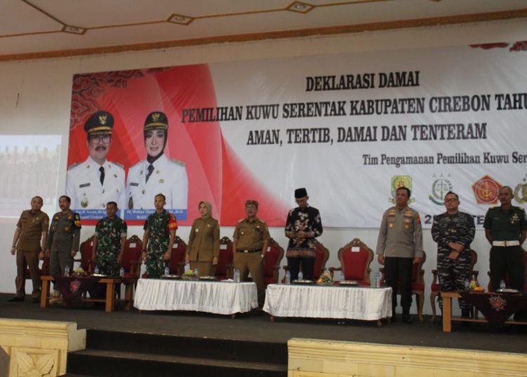 Forkopimda Kabupaten Cirebon dalam gelaran Deklarasi Damai Pilwu Serentak Kabupaten Cirebon Tahun 2023 di BPU Bagasraya Yadika Kecamatan Kedawung, Kabupaten Cirebon, Senin (25/9/2023).