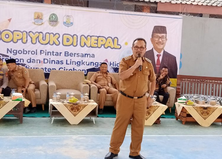 Bupati Cirebon, Imron dan jajaran Dinas Lingkungan Hidup saat memberikan arahan dalam sosialisasi penanganan sampah di SMAN 1 Palimanan, Kabupaten Cirebon, Senin (25/9/2023).