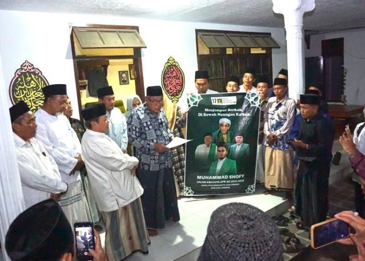 Pengasuh Ponpes KHAS Kempek, KH Muhammad Musthofa Aqiel dan Pengasuh Ponpes Kempek, KH. Muhammad Nawawi Oemar saat menyampaikan pernyataan dukungan untuk Muhmmad Shofy sebagai Caleg DPR RI Dapil VIII Jabar, di Ponpes Kempek.