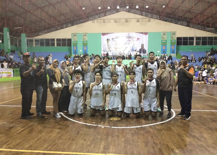 Tim Basket putra SMAK Penabur raih Juara 1 tingkat SMA/SMK pada Popkota Cirebon 2023 di GOR Bima Kota Cirebon, Minggu (3/9/2023).*/Ryan Haryanto