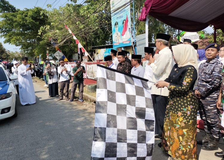 Wakil Wali Kota Hj. Eti Herawati didampingi Sekda Kota Cirebon H Agus Mulyadi melepas pawai ta'aruf MTQ ke-55 Tingkat Kota Cirebon Tahun 2023 di Kecamatan Harjamukti Kota Cirebon, Jumat (8/9/2023).*/Ryan Haryanto