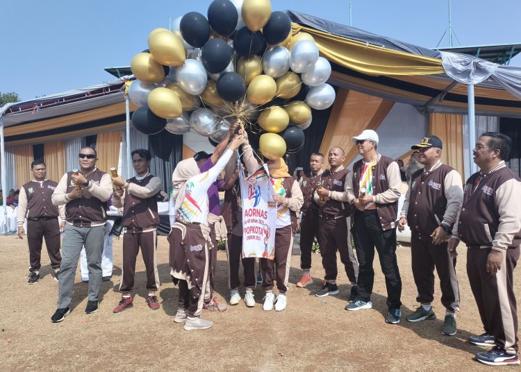 Melepaskan balon ke udara sebagai Pembukaan Popkota Cirebon 2023 di Lapangan Madya Bima Kota Cirebon, Sabtu (9/9/2023).*/Ryan Haryanto