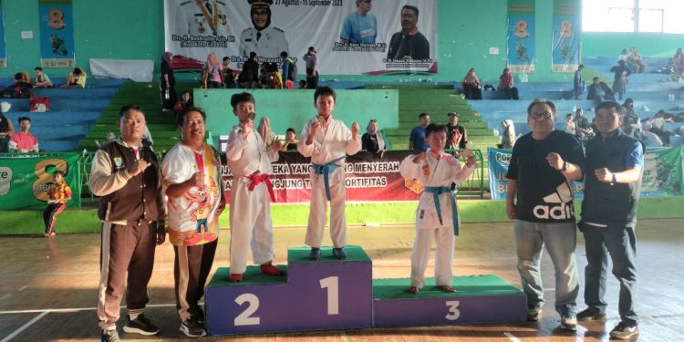 Korwil Kesambi, SMPN 1 dan SMAN 1 Juara Umum Karate di Popkota 2023