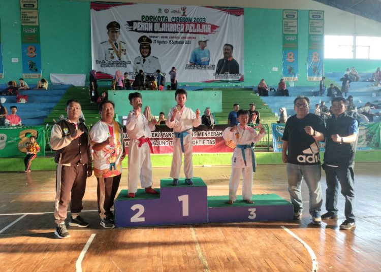 Foto bersama Kepala Dinas Pemuda dan Olahraga (Dispora) Irawan Wahyono dengan para pemenang cabor karate Popkota Cirebon 2023 di GOR Bima Cirebon, Sabtu (9/9/2023).*/Ryan Haryanto