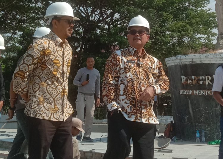 Bupati Cirebon, Imron (kanan) didampingi Kadis Lingkungan Hidup, Iwan Ridwan Hardiawan, saat melakukan sidak pembangunan taman pataraksa, Kecamatan Sumber,  Kabupaten Cirebon, Kamis (14/9/2023).