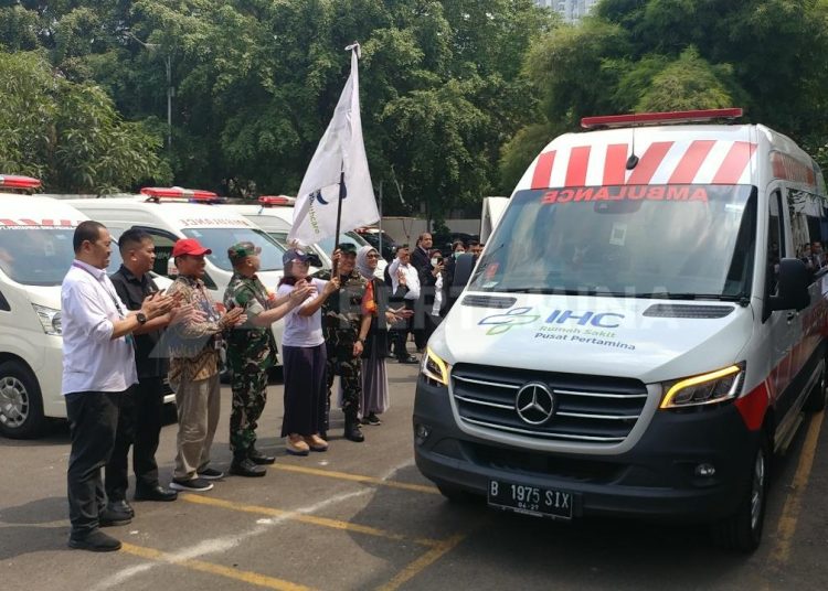 DIREKTUR Utama PT Pertamina Bina Medika – Indonesia Healthcare Corporation (IHC) drg. Mira Dyah Wahyuni, MARS bersama jajaran Kementerian Sekretariat Negara, Satgas Medis, dan stakeholders melakukan pelepasan 30 Ambulance dan Mini ICU dalam rangka mendukung KTT ke-43 ASEAN 2023, Sabtu (2/9/2023).* Dok. Pertamina