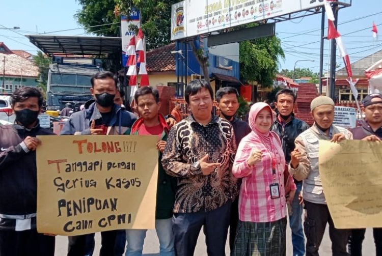 Puluhan Perwakilan korban Calon Pegawai Migran Indonesia (CPMI) Polandia didampingi Kuasa Hukumnya dari MAPS Lawyers Indonesia, Nurita mendatangi Mapolres Cirebon Kota, Kamis (7/9/2023).*/ist