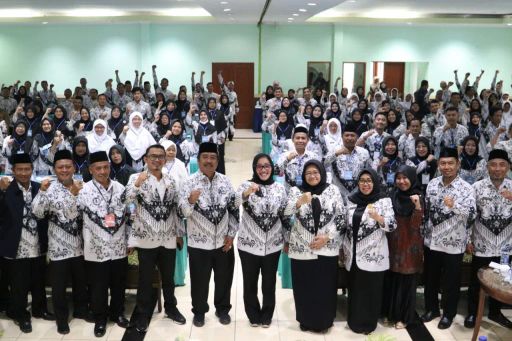 Foto bersama dalam Workshop Peningkatan Kompetensi Guru dan Implementasi Kurikulum Merdeka yang diadakan PGRI Kota Cirebon, di Hotel Zamrud, Selasa (26/9/2023). */dok-humas Pemkot Cirebon