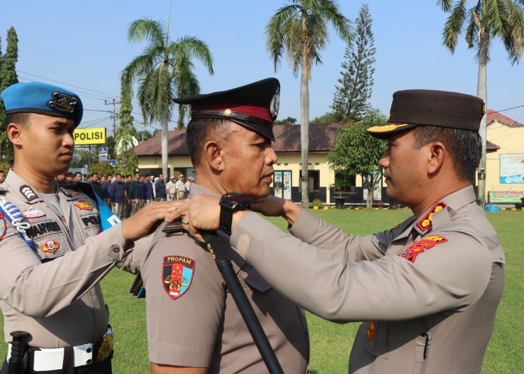 Polresta Cirebon menggelar upacara Korps Raport Kenaikan Pangkat Pengabdian Anggota di Mapolresta setempat, Selasa (3/10/2023).
