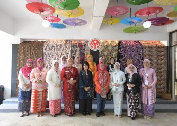 Dekranasda Cirebon Promosikan Produk IKM di Hadapan Ibu Negara Iriana Jokowi