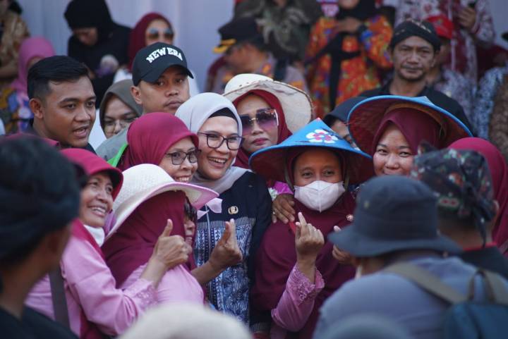 Bupati Indramayu Nina Agustina berfoto bersama warga dalam Karnaval Ketahanan Pangan dan Seni Budaya, Rabu (4/10/2023).*/Diskominfo Indramayu