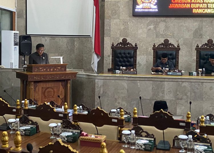 Anggota Fraksi Golkar DPRD Kabupaten Cirebon, Khanafi saat menyampaikan pemandangan umum fraksi dalam rapat paripurna di gedung DPRD setempat.