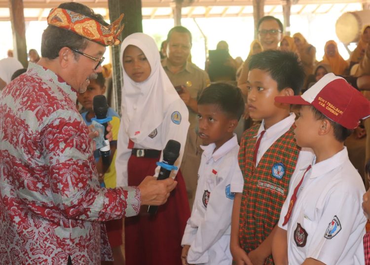 Bupati Cirebon, Imron, usai kegiatan silaturahmi dengan ratusan guru honorer Pendidikan Agama Islam (PAI) dan siswa  di Pendopo Rumah Dinas Bupati, Kamis (12/10/2023).