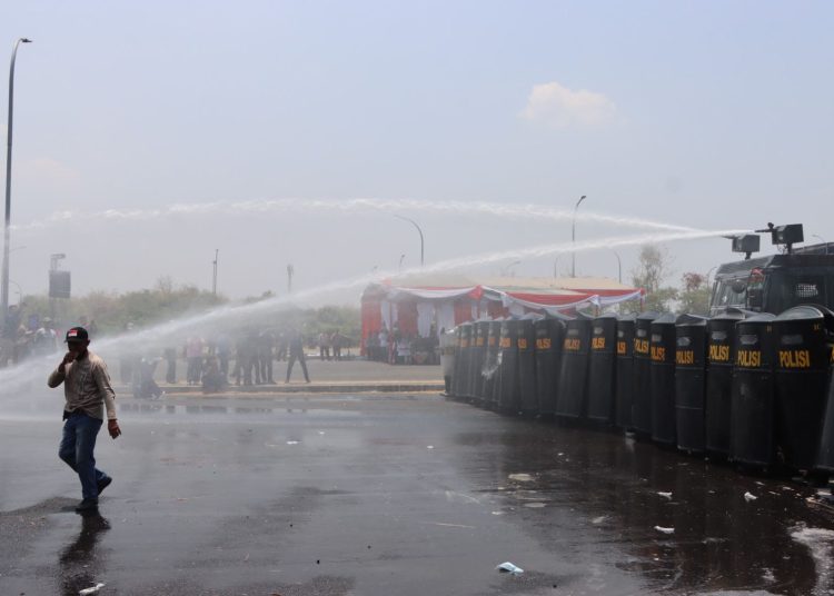 Personel gabungan dari berbagai unsur saat melakukan simulasi penanganan kontijensi persiapan pengamanan Pilwu Serentak 2023 dan Pemilu 2024 di Stadion Watubelah, Rabu (11/10/2023).