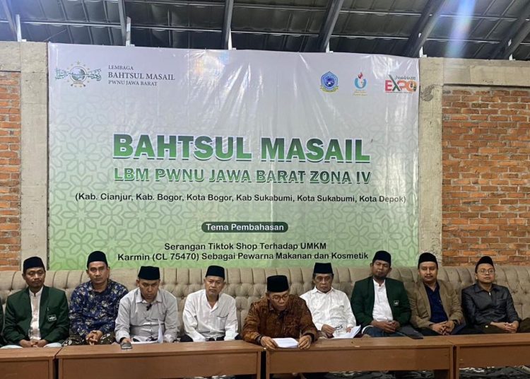 Lembaga Bahtsul Masail (LBM) Pengurus Wilayah Nahdlatul Ulama (PWNU) Jawa Barat (Jabar) saat melakukan pembahasan tentang serangan TikTok Shop terhadap Usaha Mikro Kecil Menengah (UMKM), di Pondok Pesantren Al-I'thishom Coblong Kabupaten Cianjur.