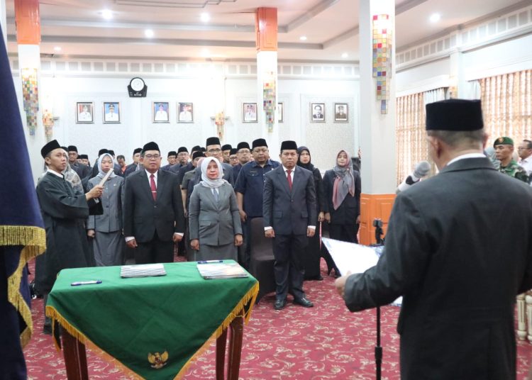 Wali Kota Cirebon, H Nashrudin Azis melantik pejabat eselon II, III, dan IV di Ruang Adipura Gedung Balaikota Cirebon, Jumat (13/10/2023).*/surya