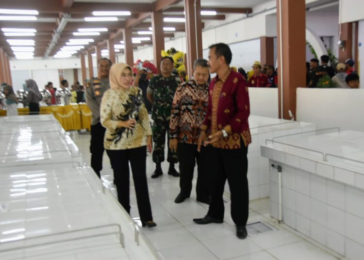 Wakil Bupati Cirebon, Wahyu Tjiptaningsih, saat meninjau Pasar Desa Losari Kidul, Kecamatan Losari, Kabupaten Cirebon, usia peresmian, Minggu (16/10/2023).