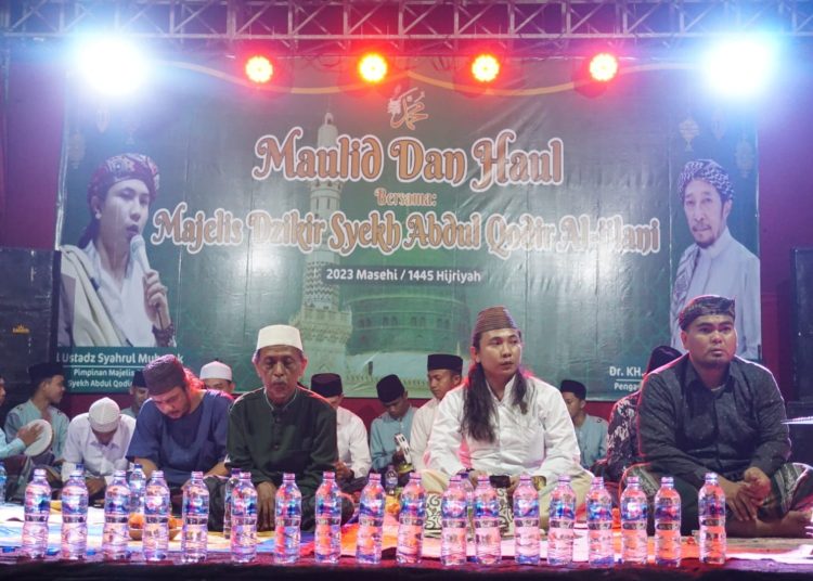 Bacaleg DPR RI Dapil Jawa Barat VIII dari PPP, Muhammad Shofy, saat menghadiri kegiatan peringatan Maulid Nabi Muhammad SAW, di Kecamatan Talun, Kabupaten Cirebon, Minggu (15/10/2023) malam.