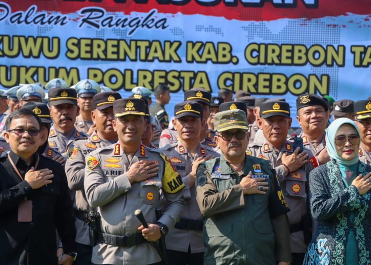 Polresta Cirebon bersama Forkopimda menggelar Apel Gelar Pasukan Pengamanan Pilwu Serentak 2023 di Mapolresta Cirebon, Jumat (20/10/2023).