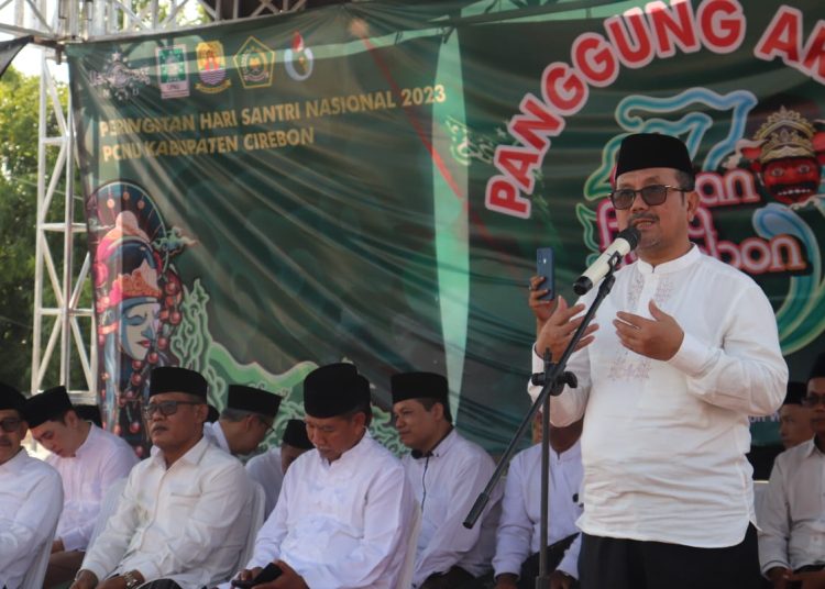 Bupati Cirebon, Imron dan jajaran saat membuka Pekan Raya Cirebon (PRC) dalam momentum Nasional (HSN) yang berpusat di komplek halaman GOR Watubelah, Kecamatan Sumber, , Minggu (22/10/2023).