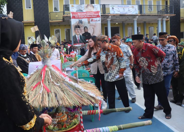 Bupati Cirebon, Imron saat menghadiri sekaligus membuka secara resmi “Festival Destinasi Desa Wisata, Grebeg Sedong Cirebon Katon” di Desa Kertawangun, Kecamatan Sedong, Kabupaten Cirebon, Sabtu (22/10/2023).