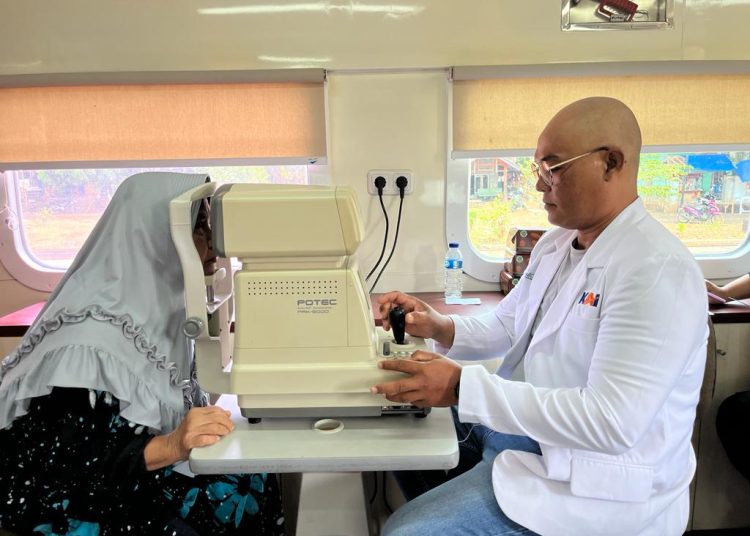 Pemeriksaan mata dalam kegiatan Rail Clinic pengobatan kesehatan gratis yang digelar PT KAI Daop 3 Cirebon di Stasiun Pasirbungur Haurgeulis Indramayu, Rabu (25/10/2023).*/dok Humas KAI Daop 3 Cirebon