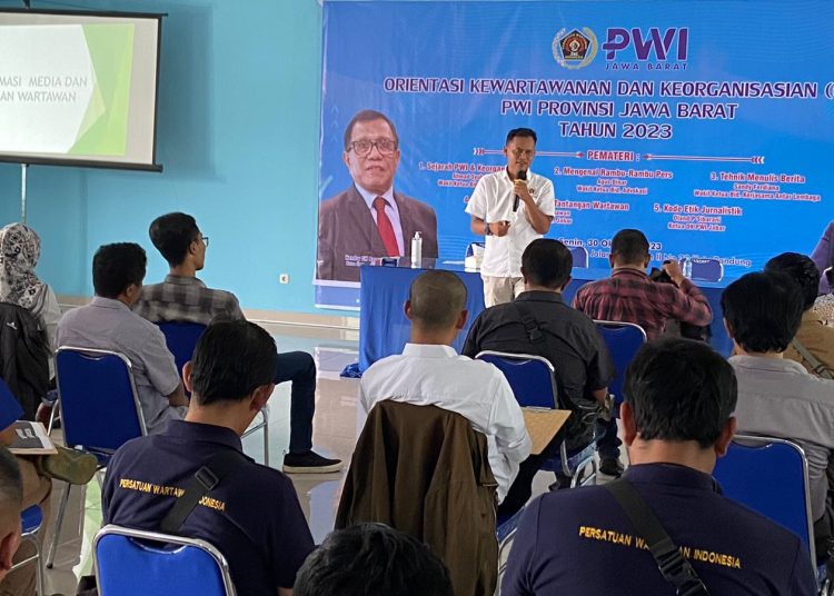 SEKRETARIS PWI Jabar, Tantan Sulton Bukhawan tengah memaparkan materi jurnalistik di OKK 2023 di Bandung, Senin (30/10/2023).* foto: PWI Kabupaten Cirebon