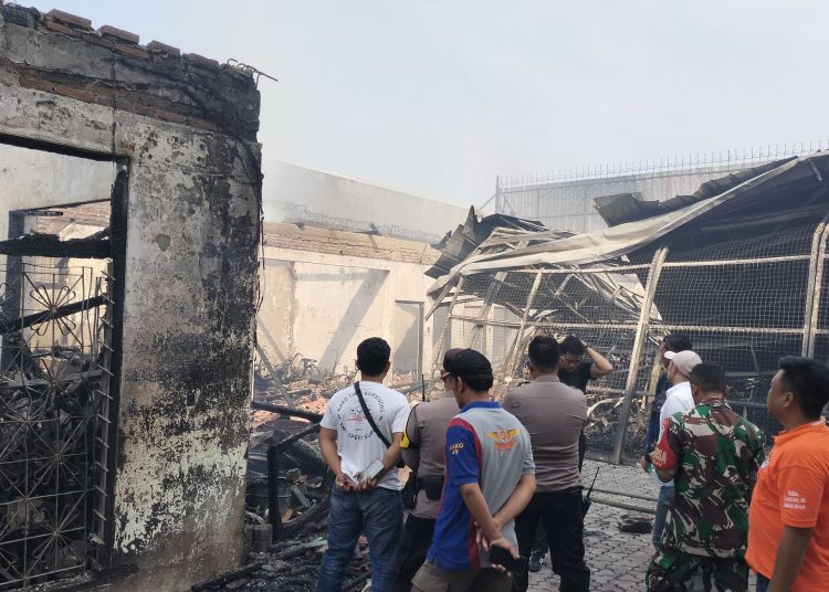 Sisa puing-puing Gudang Sepeda Listrik di Jalan Kesambi Kota Cirebon hangus terbakar, Minggu (8/10/2023).*/Ryan Haryanto