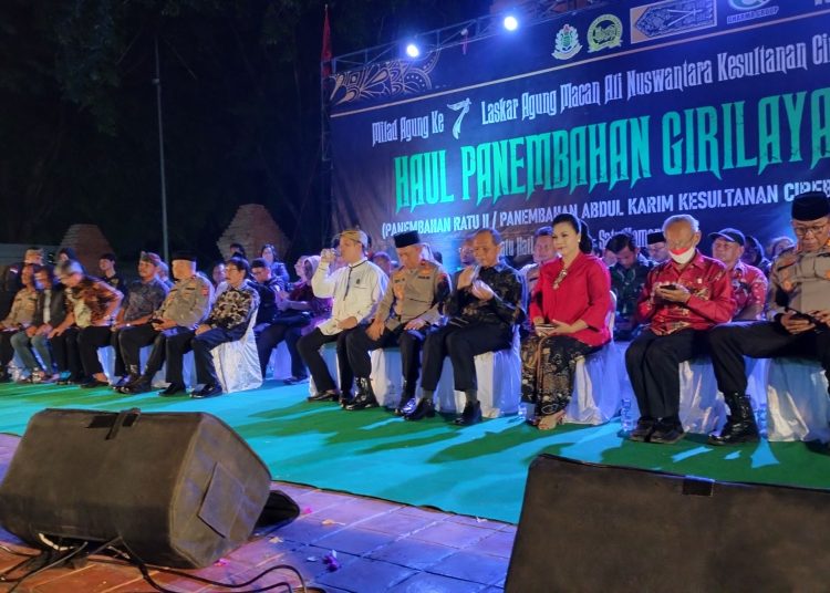 Malam puncak Milad ke-7 Laskar Agung Macan Ali Nuswantara Kesultanan Cirebon di Alun-alun Sangkala Buana Kasepuhan, Sabtu (14/10/2023).*/Ryan Haryanto