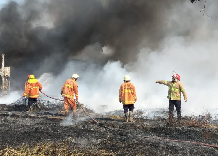 Petugas Damkar Kota Cirebon berjibaku memadamkan api di gudang rongsok, bengkel, dan rumah yang terbakar di Jl. Diponegoro Kesenden Kota Cirebon, Jumat (20/10/2023).*/Ryan Haryanto