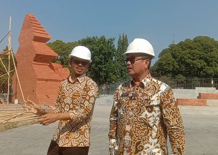 Bupati Cirebon, Imron, didampingi Kadis LH, Iwan Ridwan Hardiawan, saat melakukan sidak pengerjaan proyek taman pataraksa Sumber, Kabupaten Cirebon, beberapa waktu lalu.