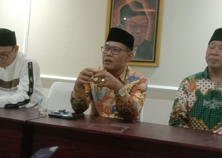 Ketua Tanfidziyah PCNU Kabupaten Cirebon, KH Aziz Hakim Syaerozie (kanan) saat konferensi pers perihal persiapan Hari Santri Nasional tahun 2023 di gedung PCNU setempat, Senin (16/10/2023).