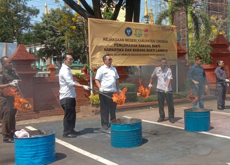 Unsur Forkopimda Kabupaten Cirebon saat melakukan pemusnahan barang bukti hasil perkara tindak pidana umum periode Maret hingga Oktober 2023 di halaman kantor Kejari setempat, Rabu (18/10/2023).