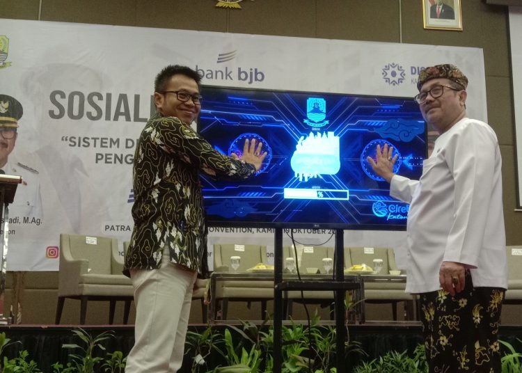 Bupati Cirebon, Imron (kanan) bersama Kepala Disnaker Novi Hendrianto, saat melaunching sekaligus sosialisasi  Sistem Digitalisasi Pembayaran Retribusi Penggunaan Tenaga Kerja Asing  (Sidita) di salahsatu hotel kawasan Kecamatan Kedawung, Kamis (19/10/2023).